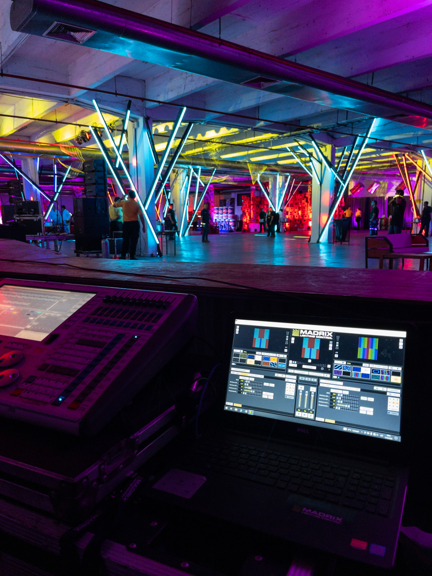 Salón con tubos LED multicolor y consola Madrix en primer plano