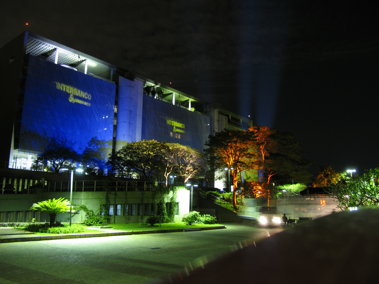 Iluminación arquitectónica de fachada corporativa en Asunción