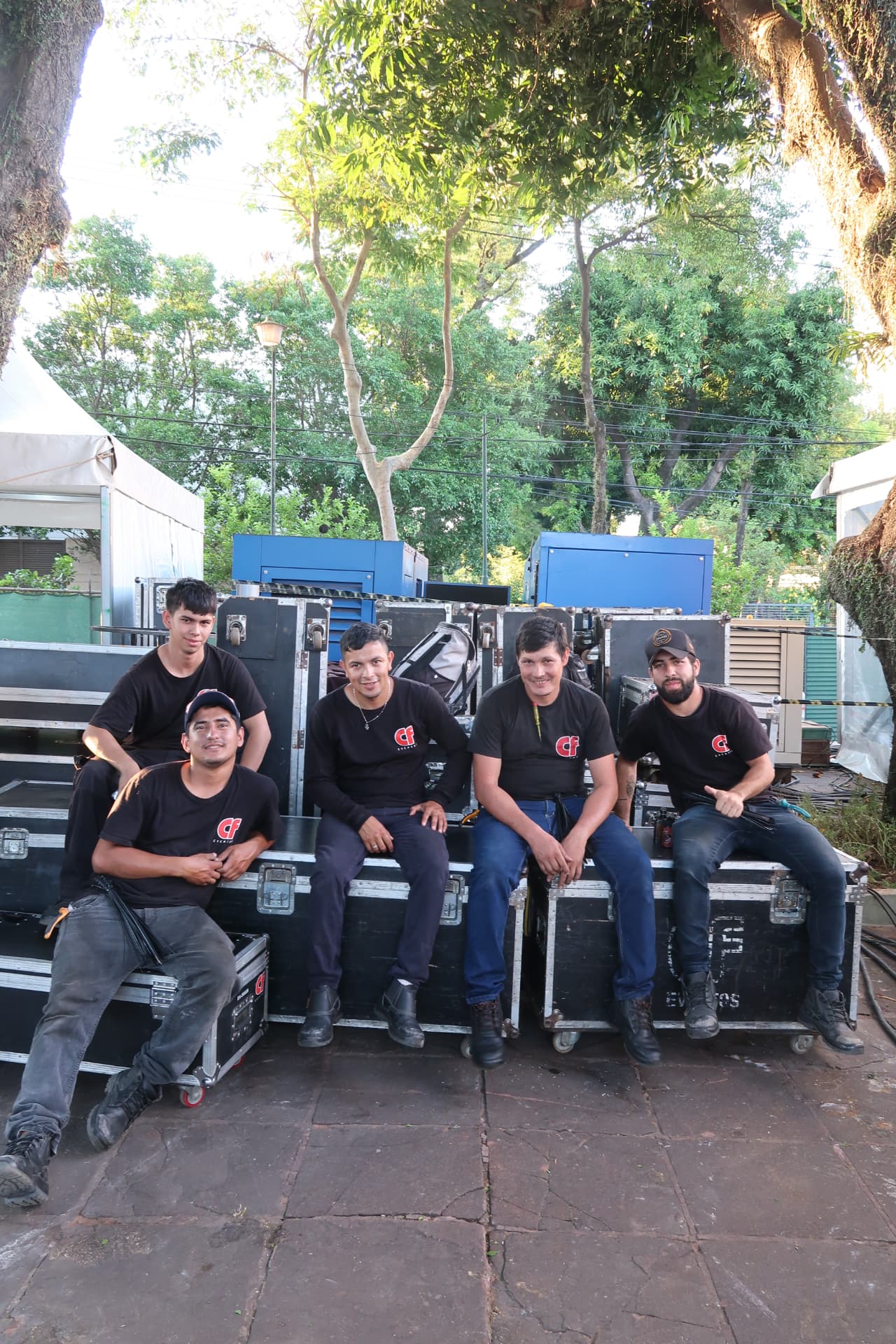 Técnicos de CF Eventos con los cases de equipos en un montaje