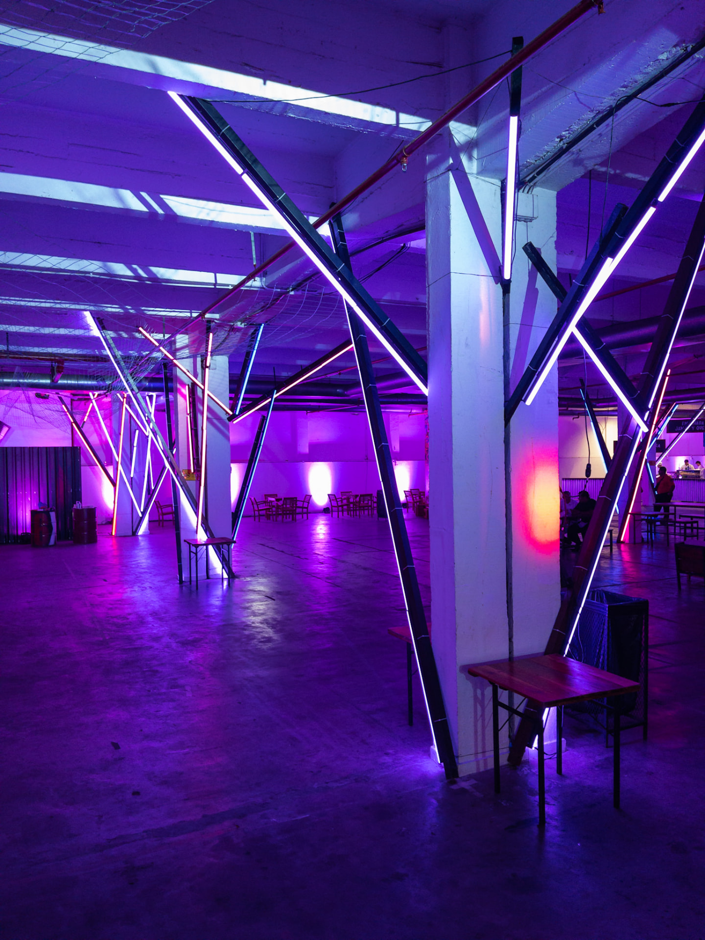 Instalación de tubos de neón violeta sobre estructura metálica